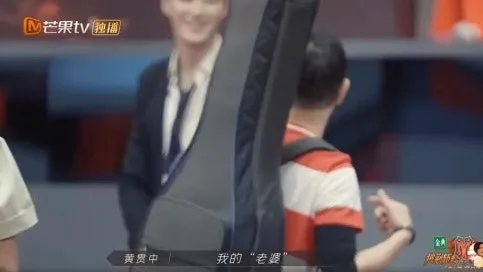 揚言吉他是他的老婆。（微博圖片）