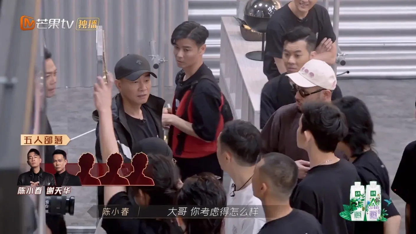 陳小春招納隊友的方式惹網友爆笑。（視頻截圖）