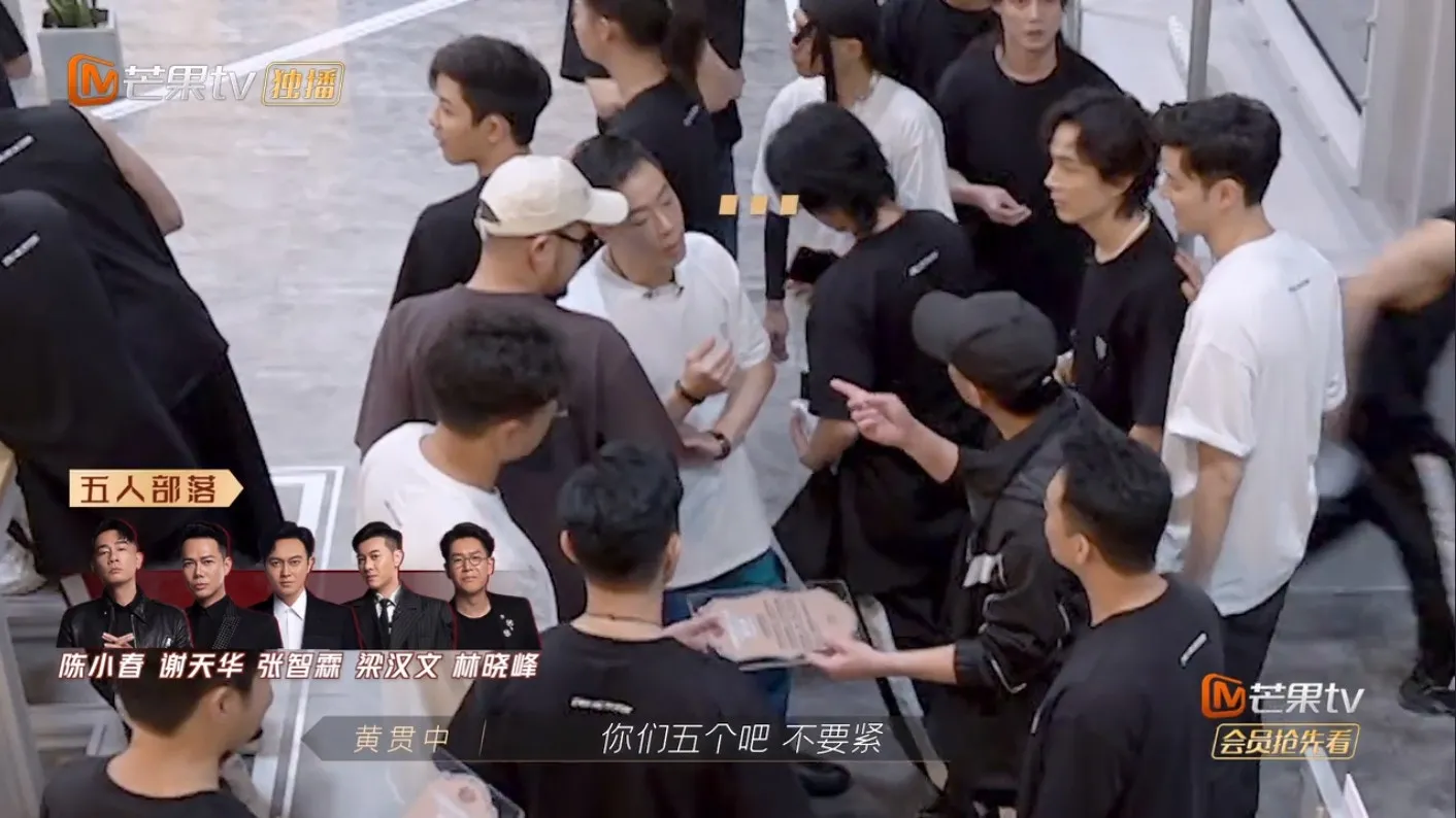 黃貫中表示讓陳小春現在這五人組隊先。（視頻截圖）