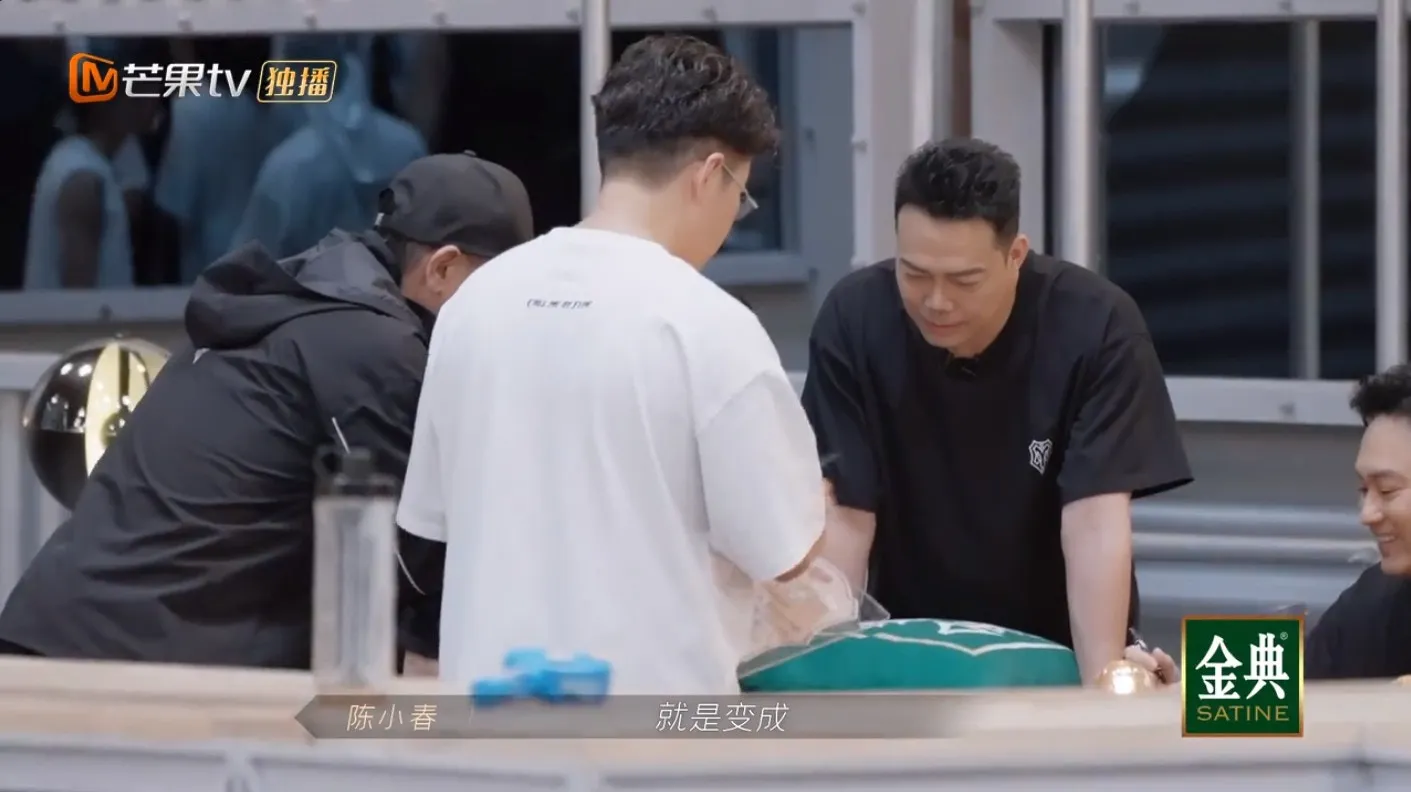 商量計劃。（視頻截圖）