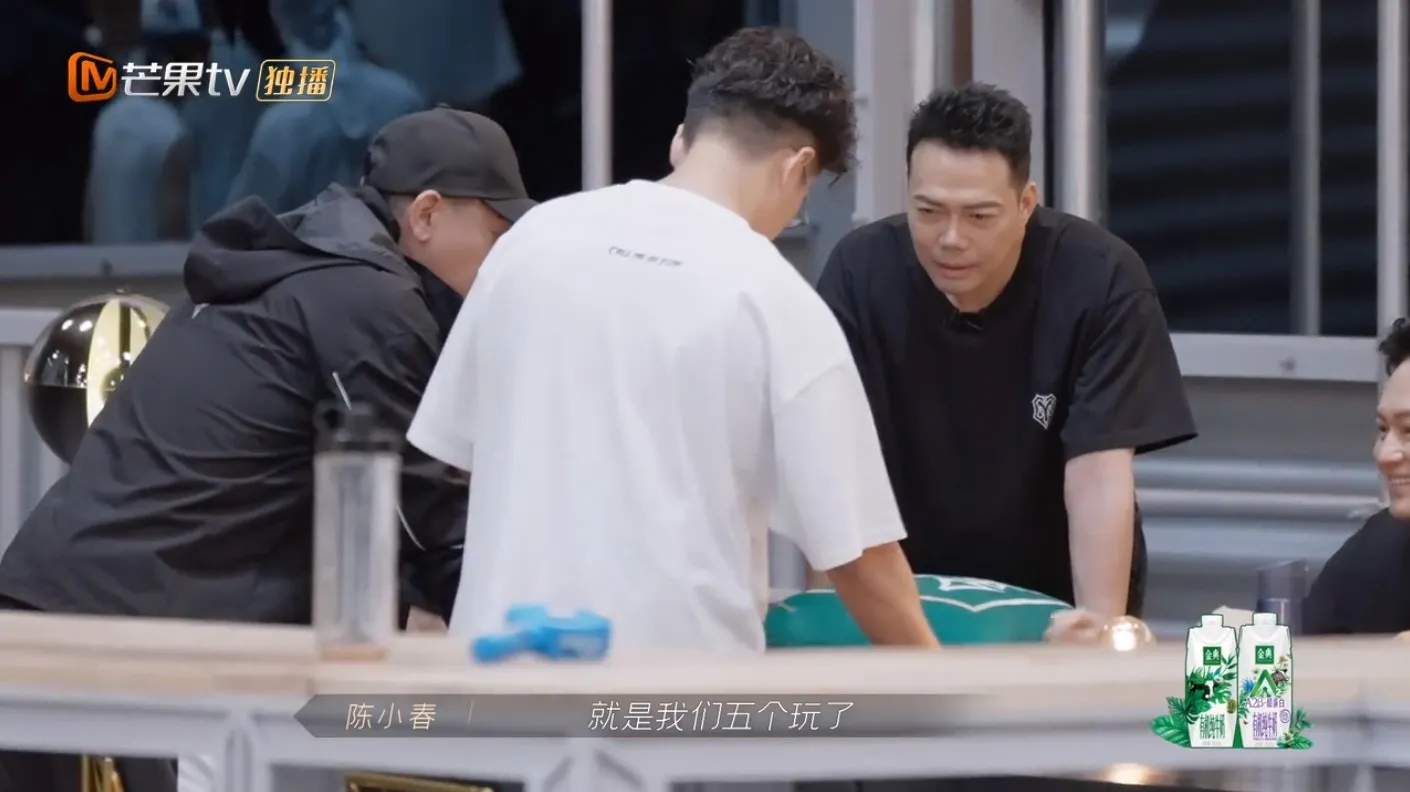 商量計劃。（視頻截圖）
