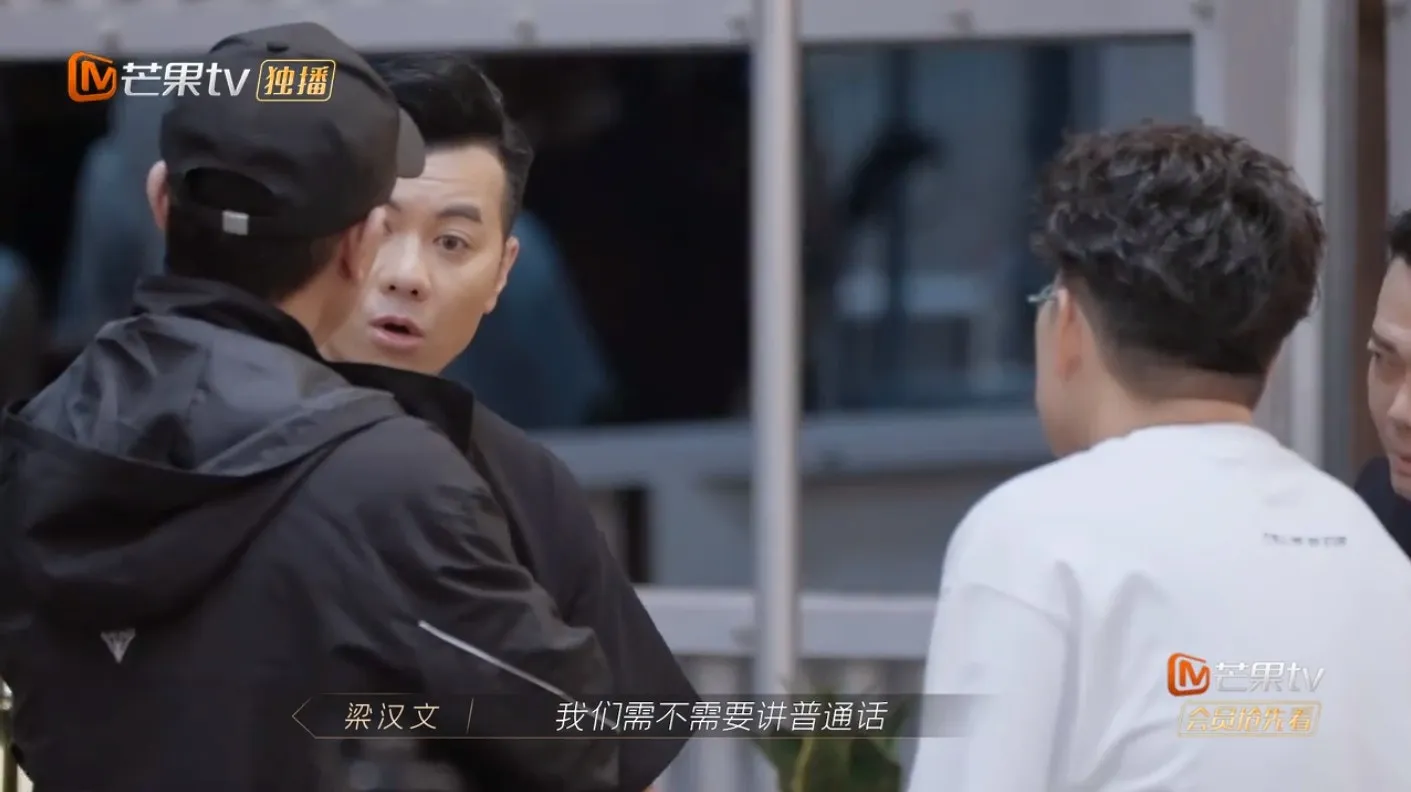突然意識到好似要講國語。（視頻截圖）