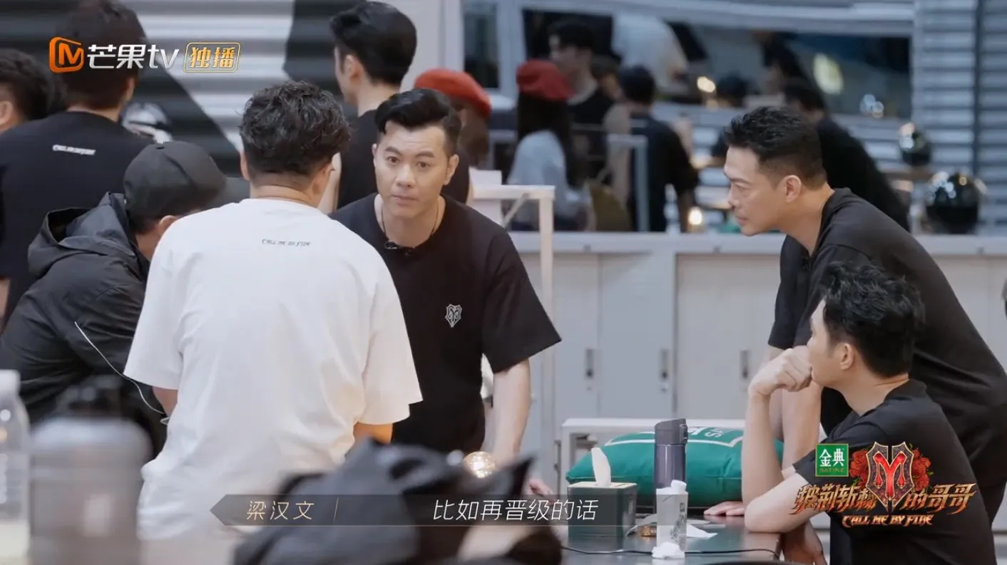 梁漢文繼續了解現在的情況。（視頻截圖）