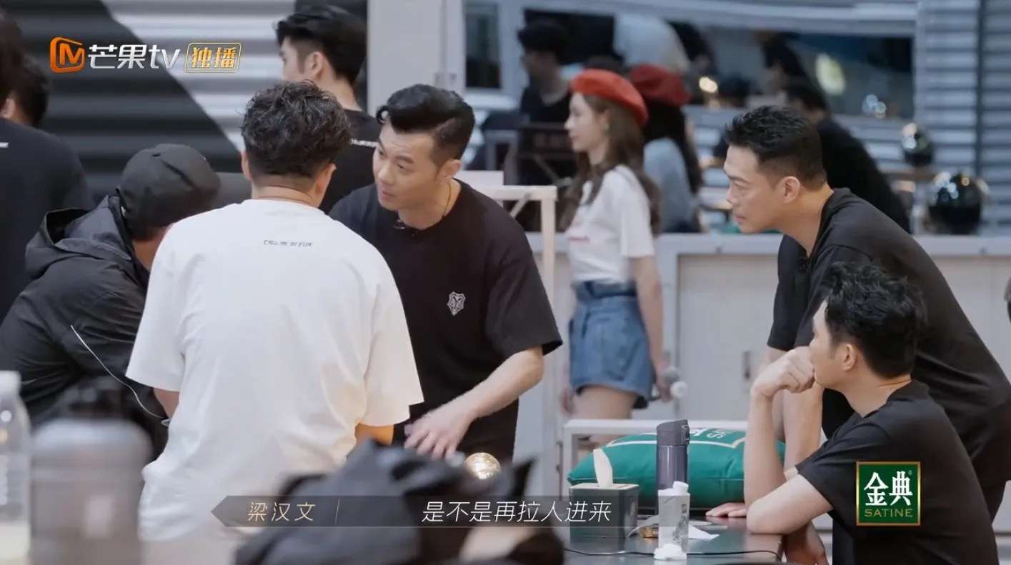 梁漢文繼續了解現在的情況。（視頻截圖）