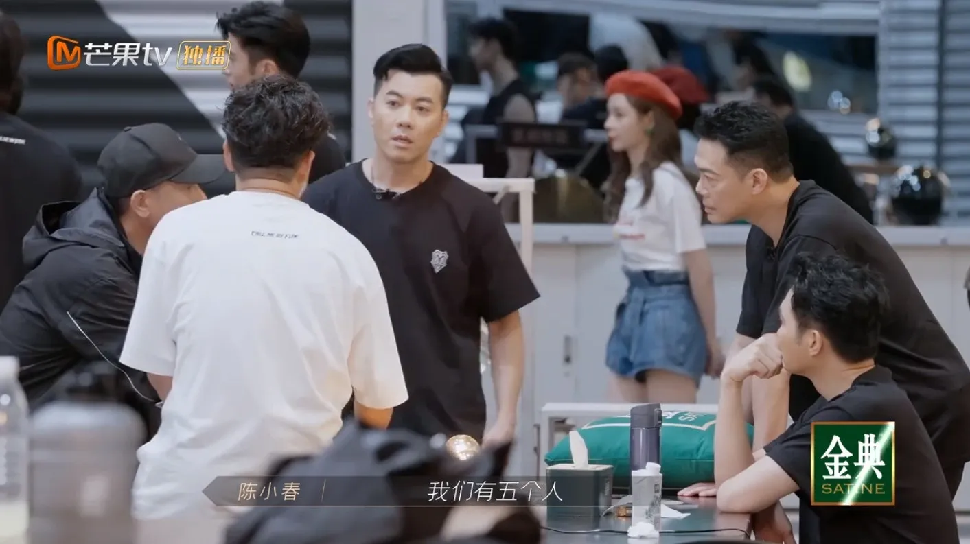 陳小春指五個人應該不會太辛苦。（視頻截圖）