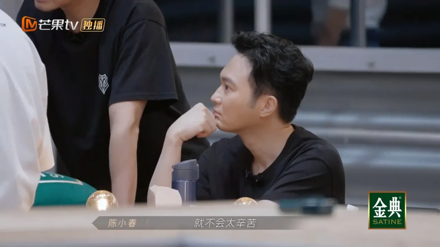 陳小春指五個人應該不會太辛苦。（視頻截圖）