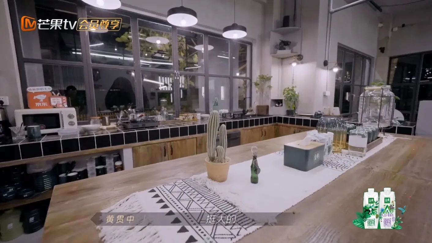 廚房也很大。（視頻截圖）