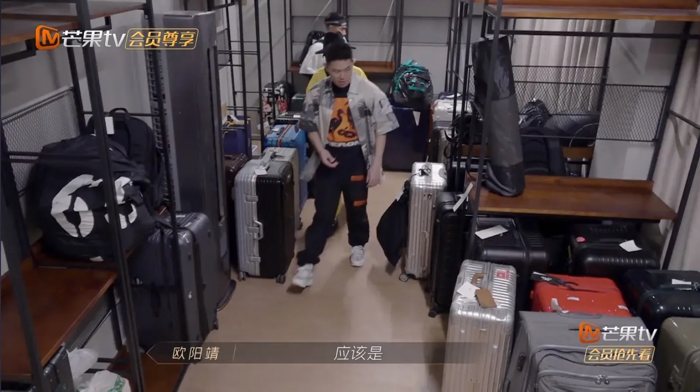 有專門擺行李的地方。（視頻截圖）