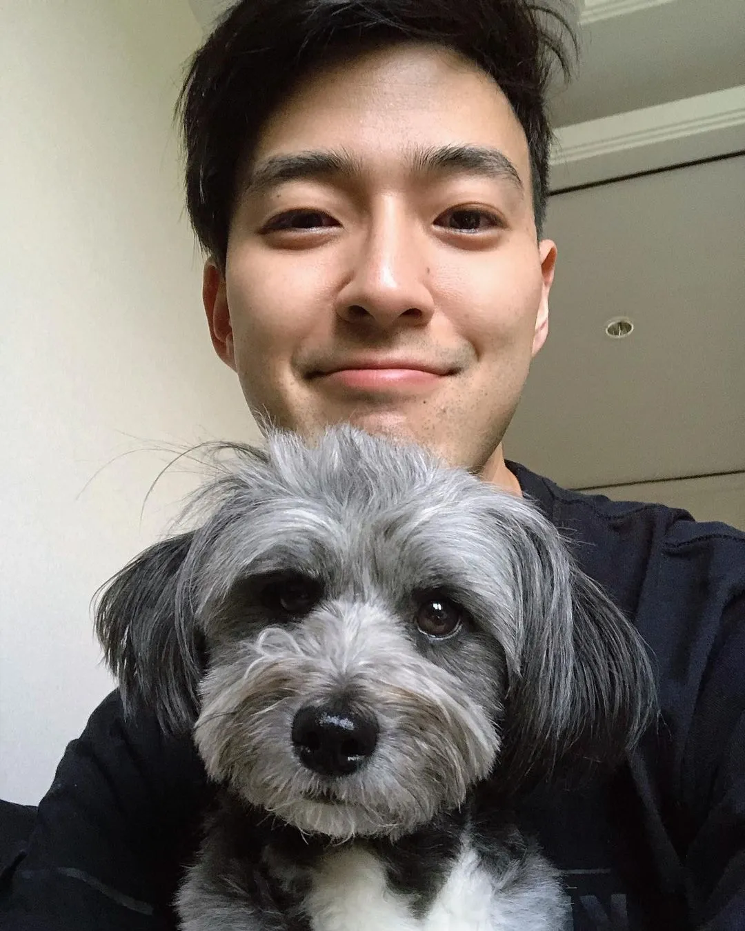 James與愛犬。（Instagram@jamesjhl）