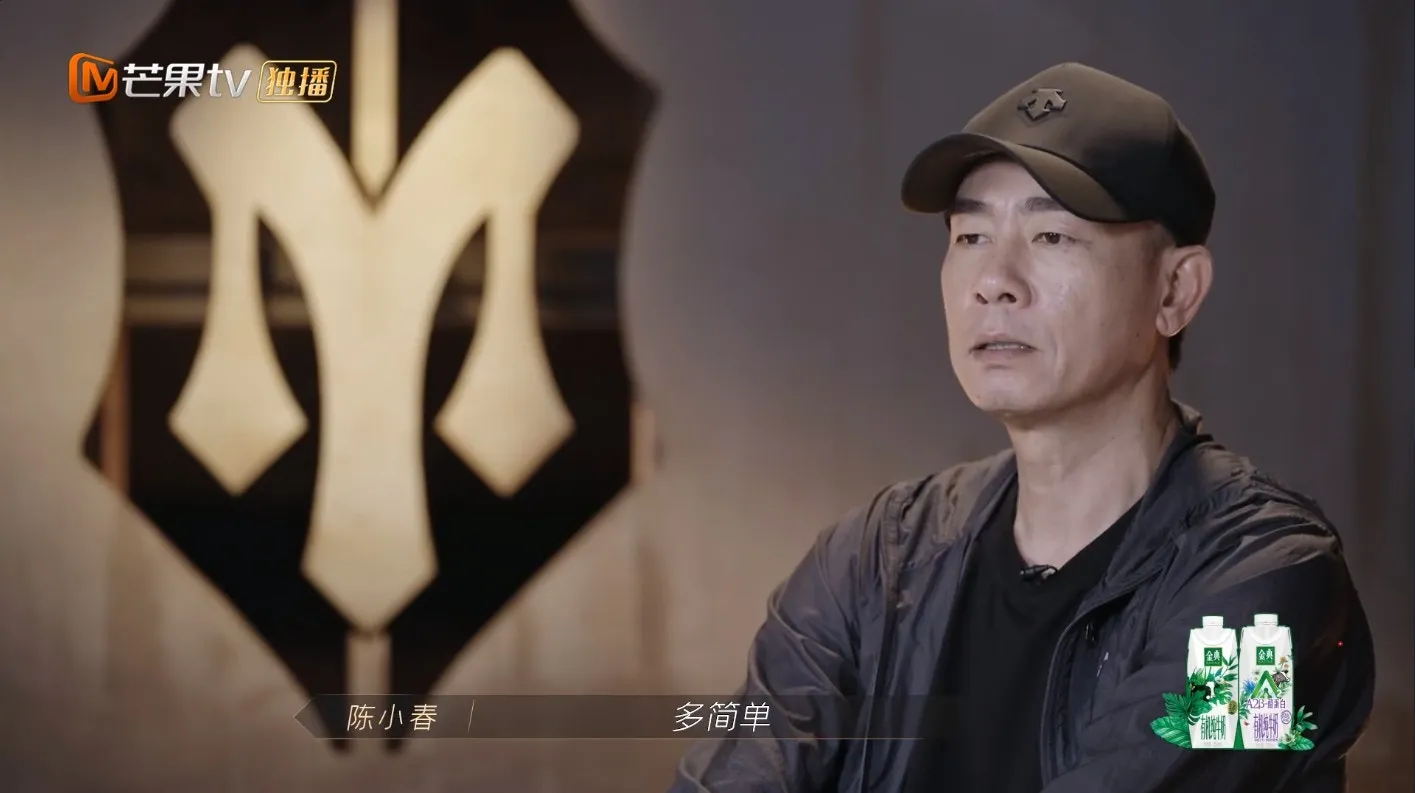 進入練習室的前一刻，陳小春依然心情輕鬆。（視頻截圖）