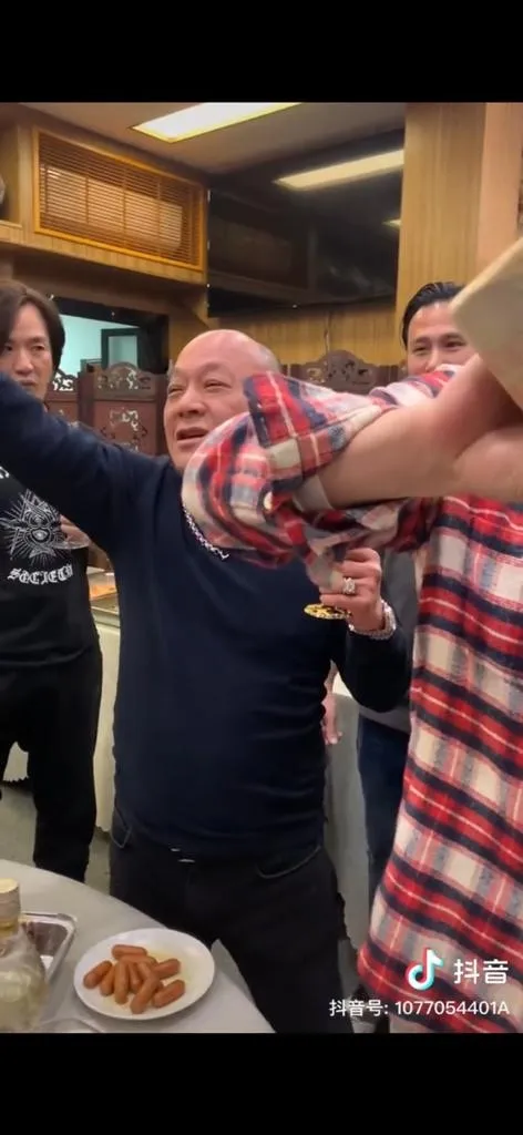 大佬B旁邊嘅朱永棠（圖左）都發福唔少。（抖音截圖）