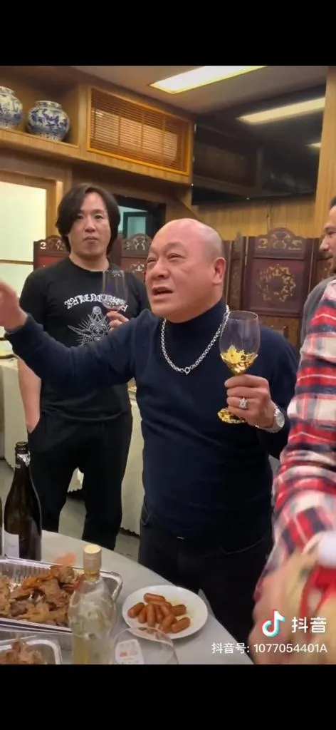 大佬B旁邊嘅朱永棠（圖左）都發福唔少。（抖音截圖）