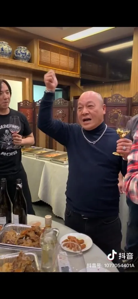 大佬B旁邊嘅朱永棠（圖左）都發福唔少。（抖音截圖）
