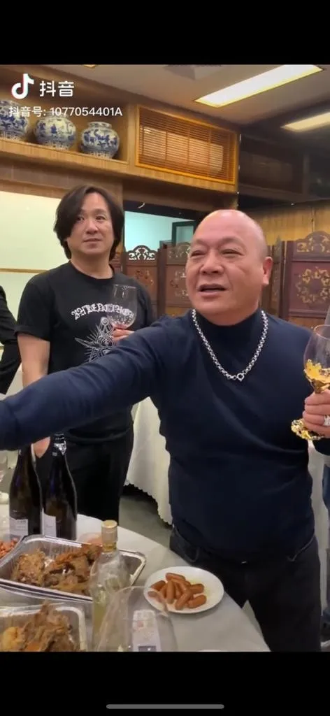 髮型都變埋。（抖音截圖）