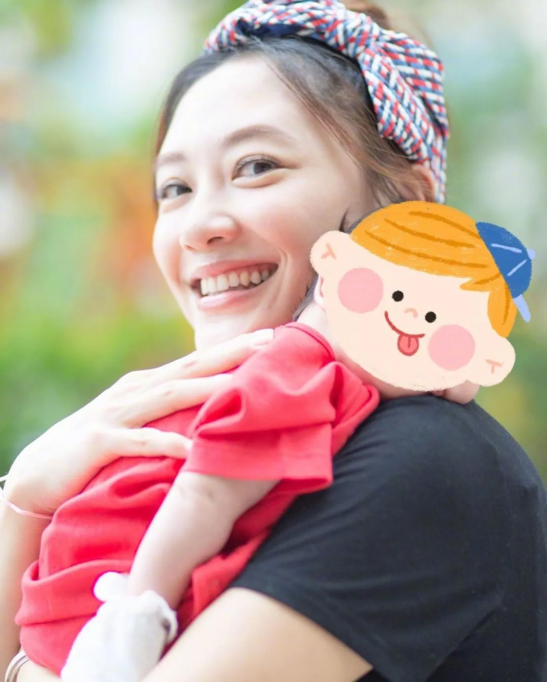 應采兒陳小春落手落腳湊細仔。（IG@yingcaier）