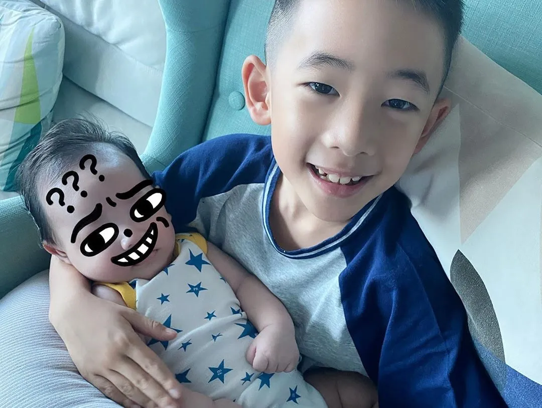 應采兒陳小春細仔ＨＯＨＯ，深得哥哥JASPER愛錫。（IG@yingcaier）