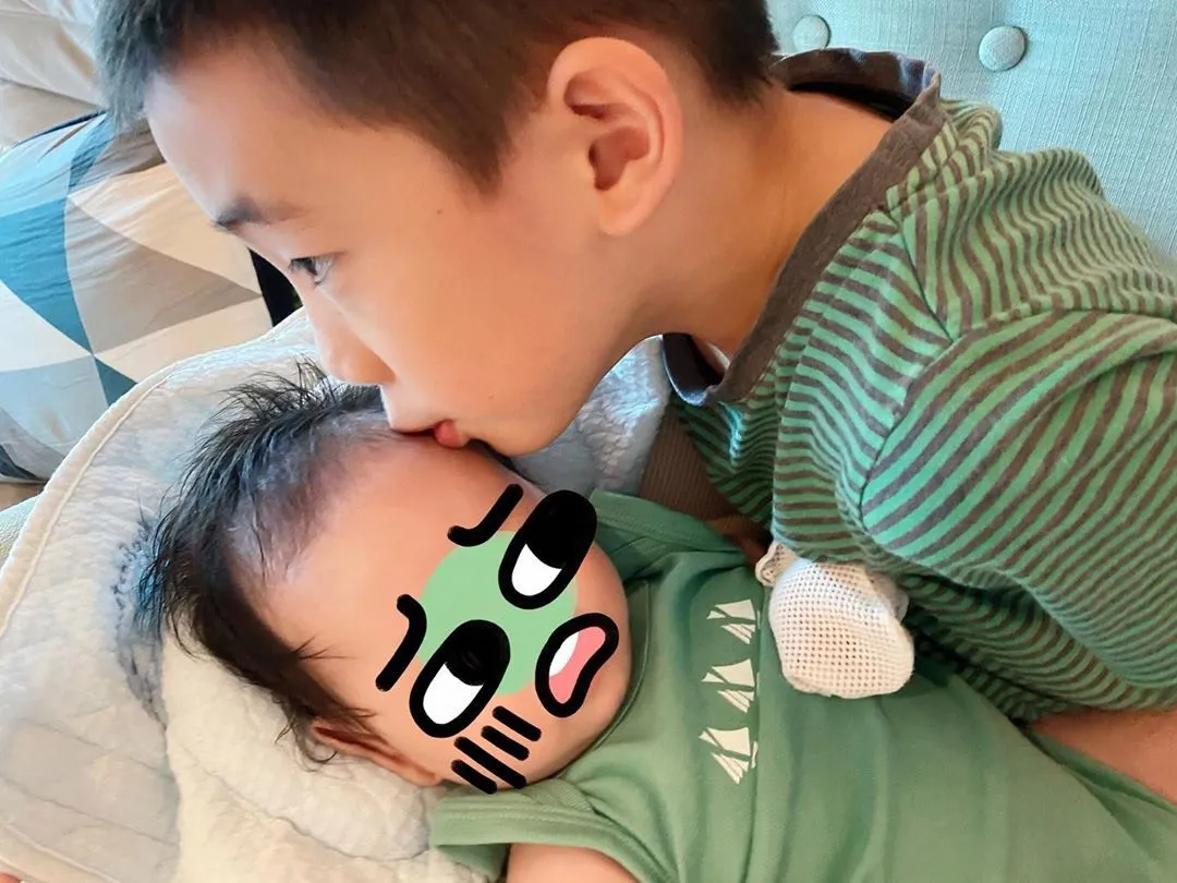 應采兒陳小春細仔ＨＯＨＯ，深得哥哥JASPER愛錫。（IG@yingcaier）