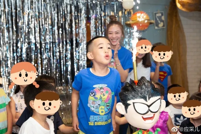 連生日蛋糕都係羅賓造型，好有心思！（應采兒微博圖片）
