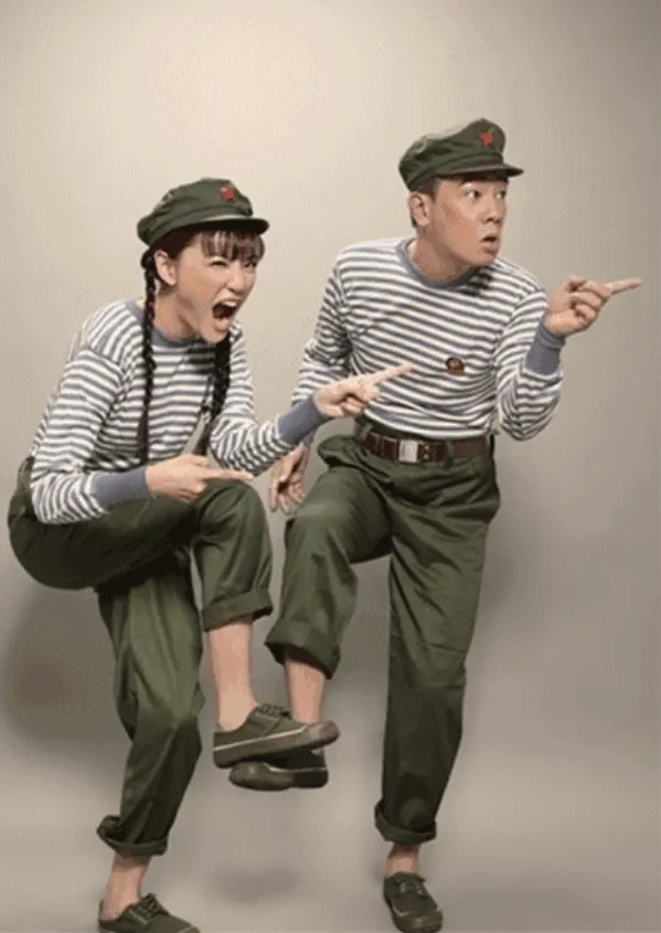 不喜歡拍照的他，為了老婆也是拼了，拍照是這樣的（微博@應采兒）