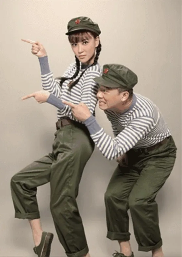 不喜歡拍照的他，為了老婆也是拼了，拍照是這樣的（微博@應采兒）