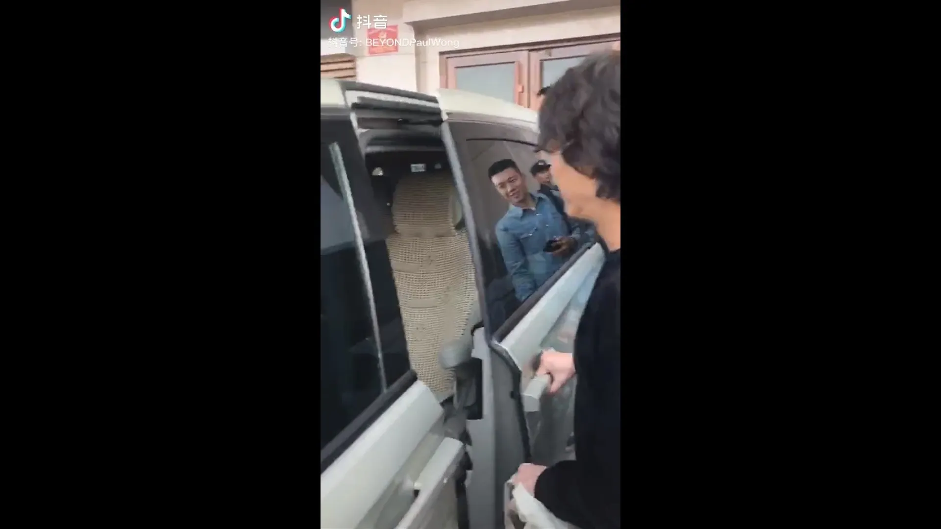 黃家強的保母車到達場地後被粉絲包圍，令他一度下不了車。（影片截圖）