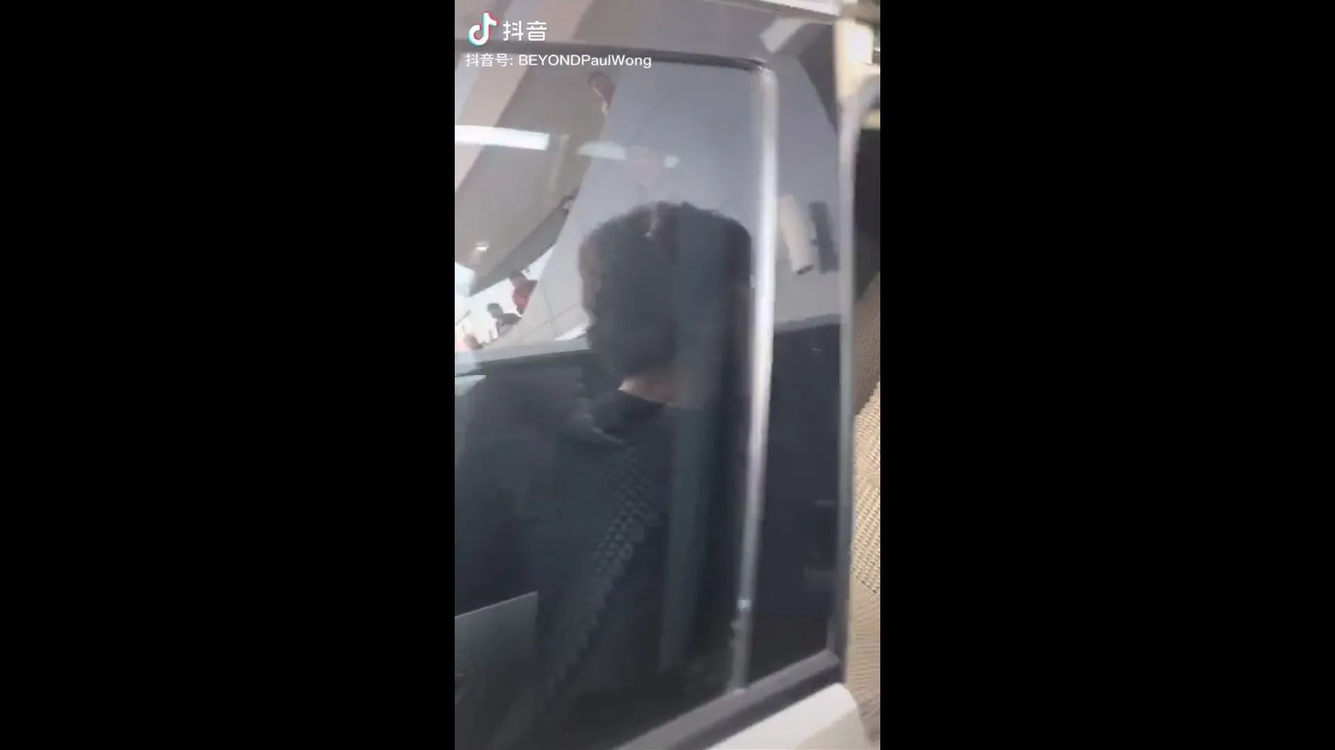 黃家強的保母車到達場地後被粉絲包圍，令他一度下不了車。（影片截圖）