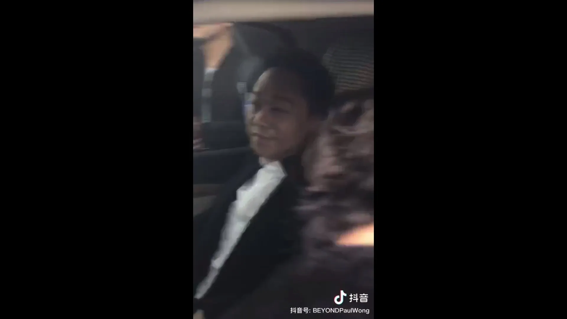 車上的黃家強面露燦爛笑容，看來非常享受被粉絲傾慕的感覺。（影片截圖）