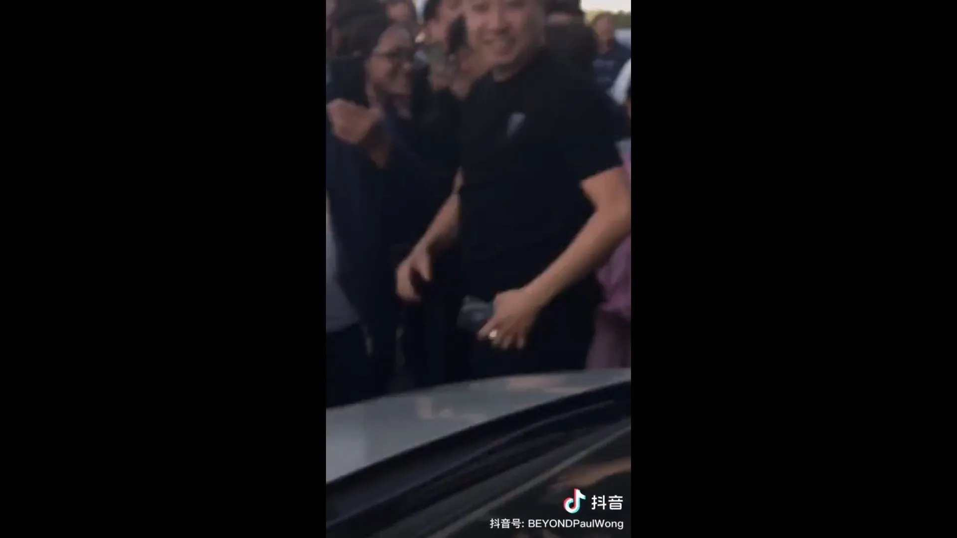 車上的黃家強面露燦爛笑容，看來非常享受被粉絲傾慕的感覺。（影片截圖）