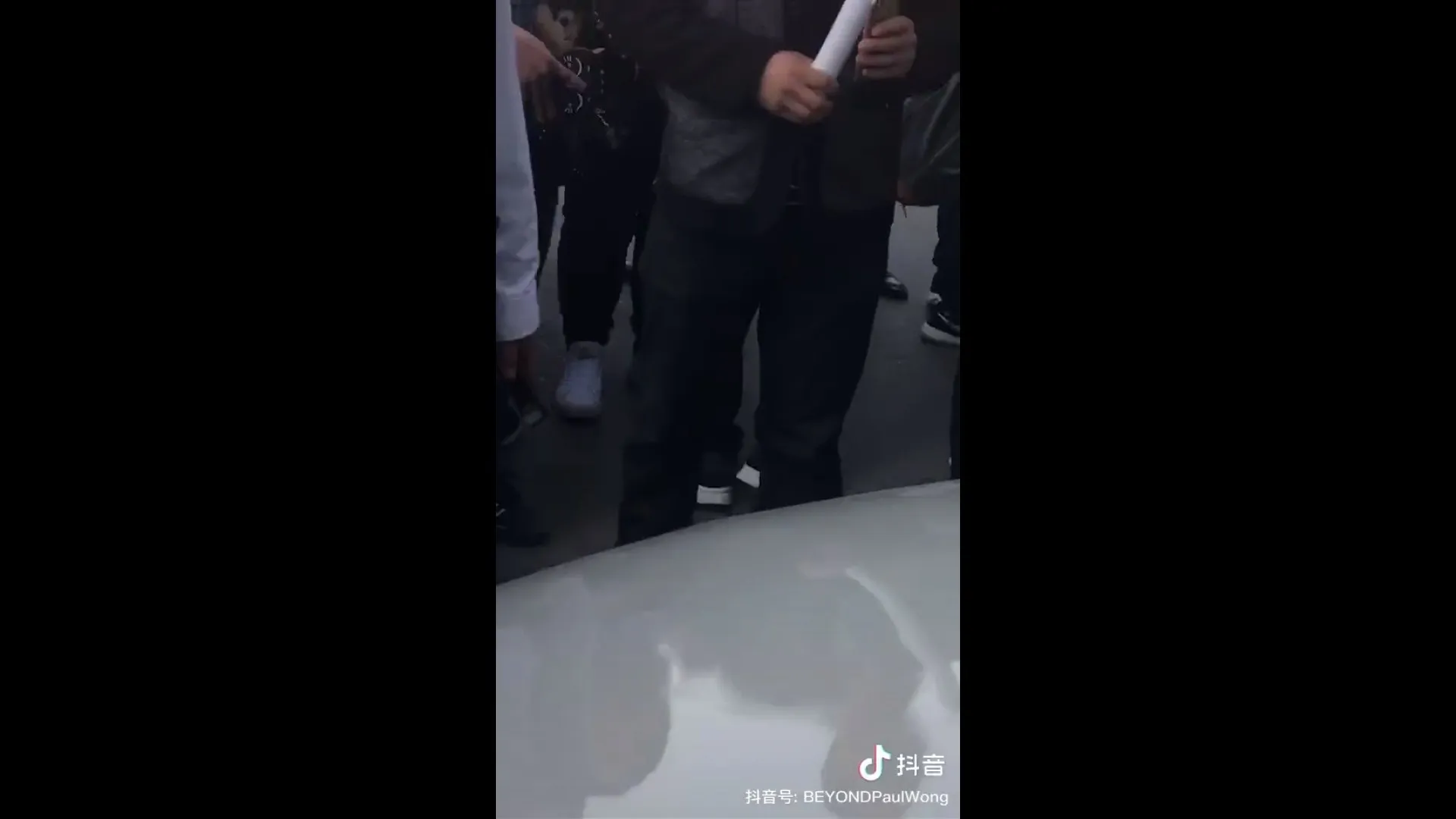 車上的黃家強面露燦爛笑容，看來非常享受被粉絲傾慕的感覺。（影片截圖）