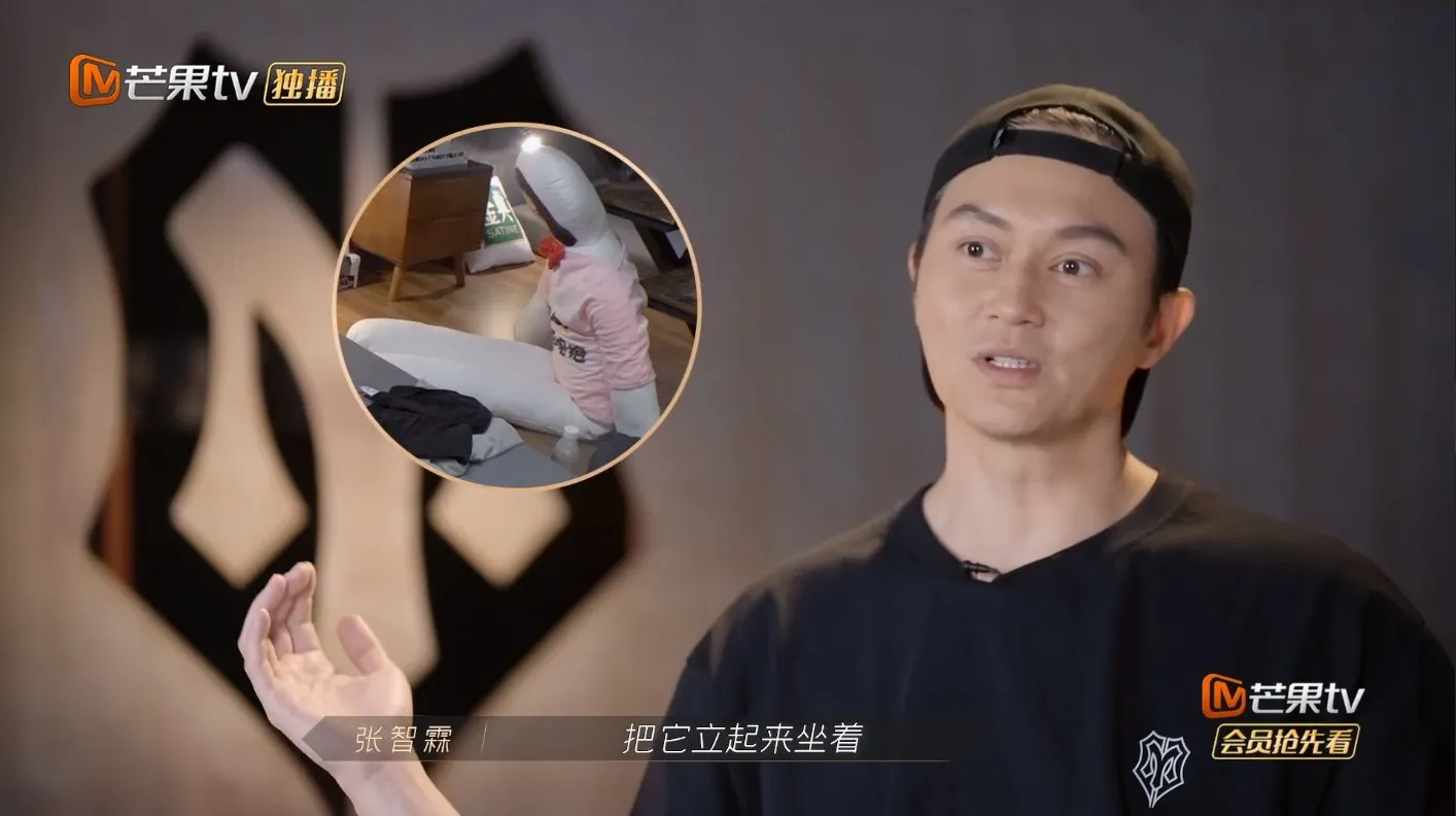 坐在那裡也恐怖。（視頻截圖）