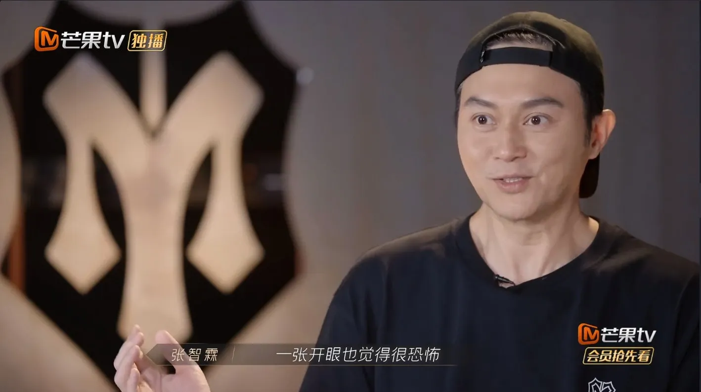 坐在那裡也恐怖。（視頻截圖）