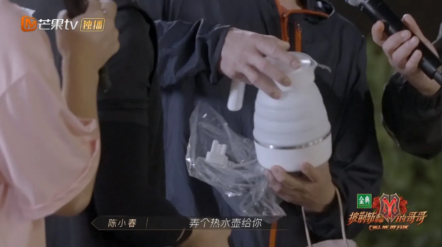 陳小春贈送的便攜式熱水壺。（視頻截圖）