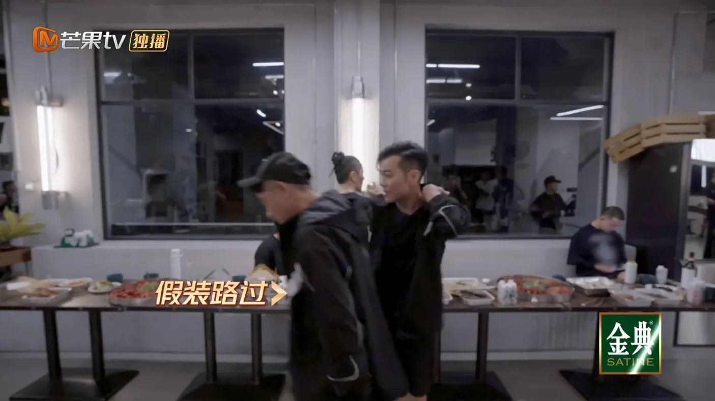 假裝走來走去，不好意思去找GAI。（視頻截圖）