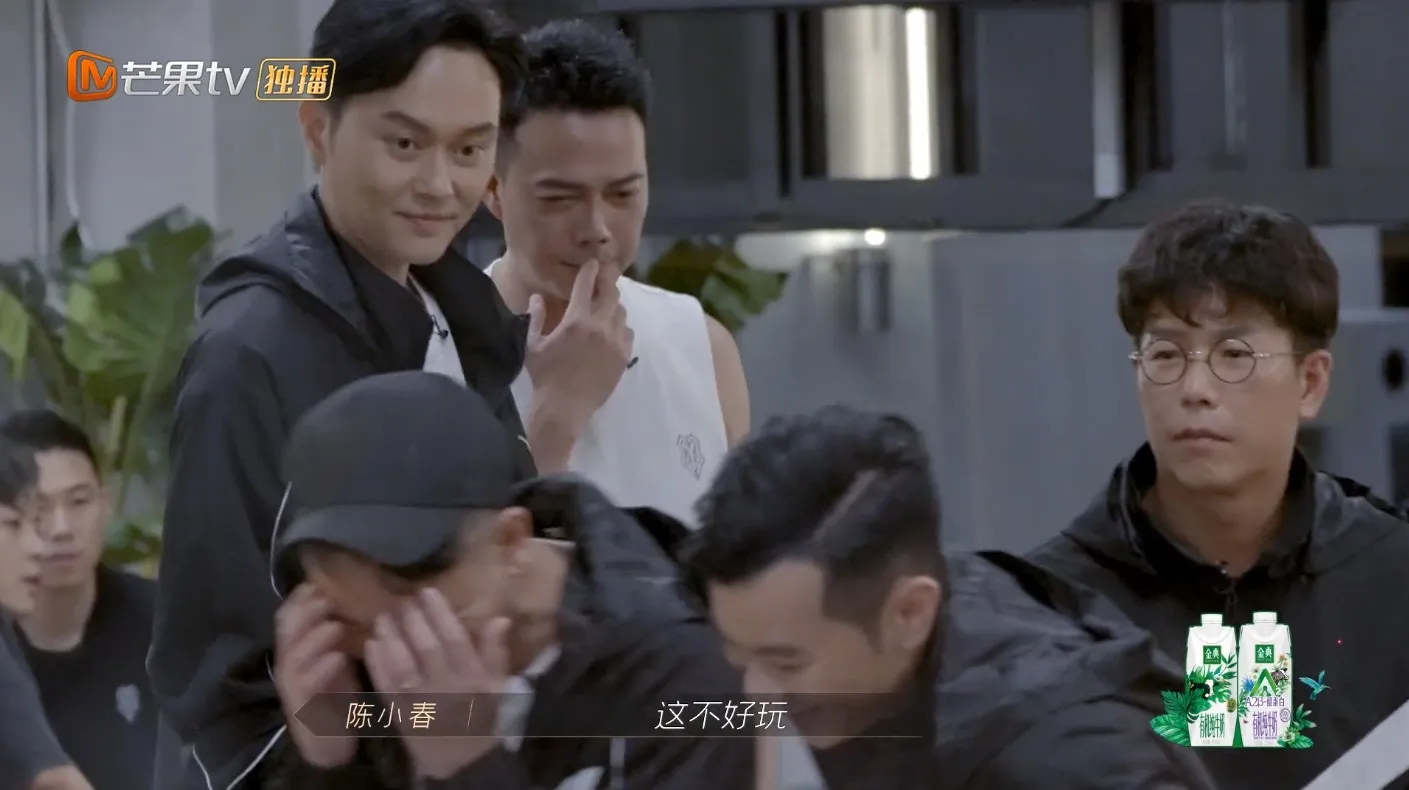 陳小春突然害羞。（視頻截圖）