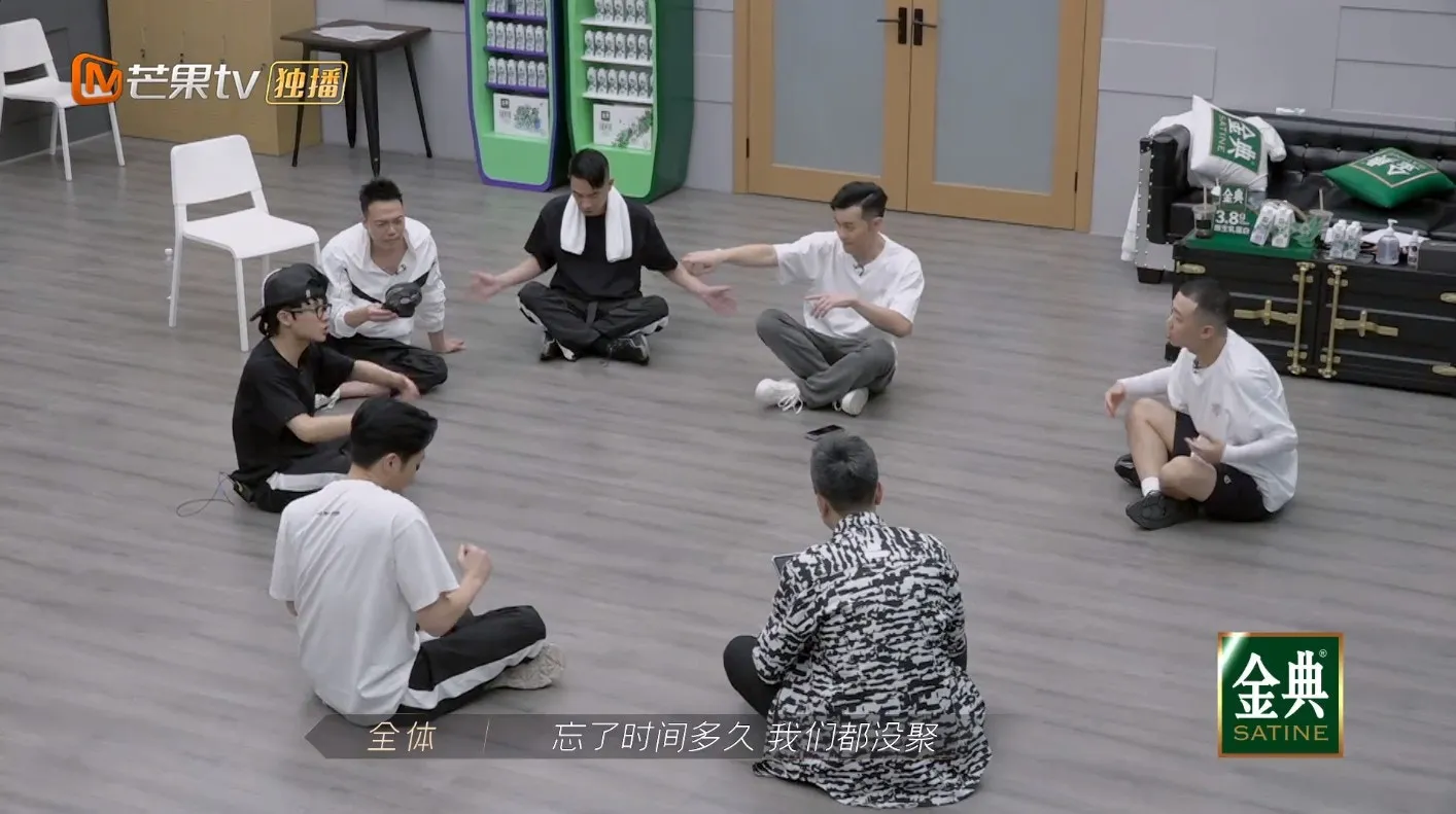 在音樂總監面前表演。（視頻截圖）