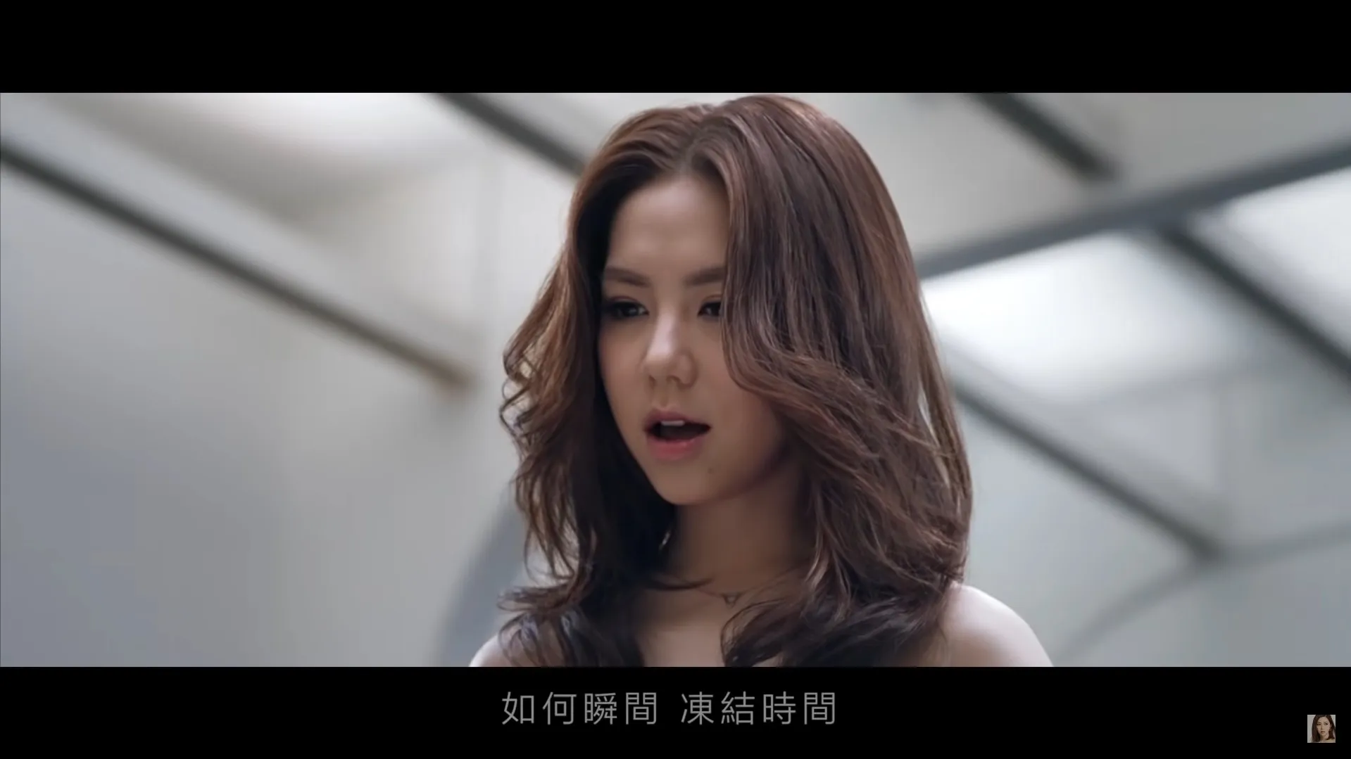 鄧紫棋（G.E.M.）已經擁有超過3首作品的MV，在YouTube錄得超過一億次點擊，當中《光年之外》錄得2.3億次點擊，不但成為觀看次數最多的YouTube中文音樂影片，也是首支觀看次數超過兩億的華語MV，相當厲害。（MV截圖）