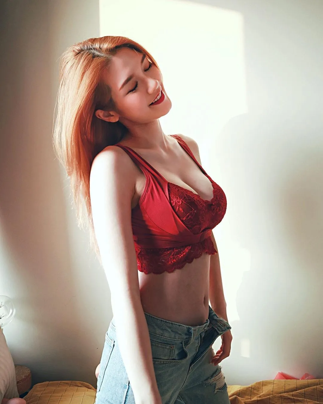 新po着紅色內衣。（Instagram@charlottecheung107）