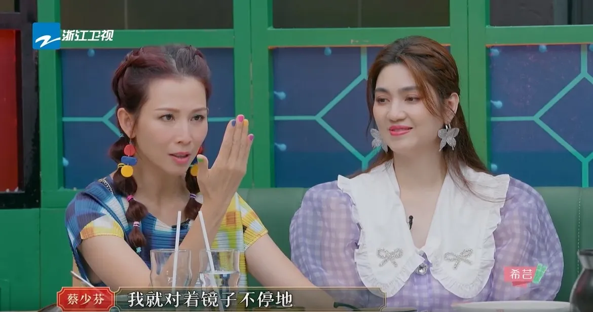觀察前輩的表演。（視頻截圖）