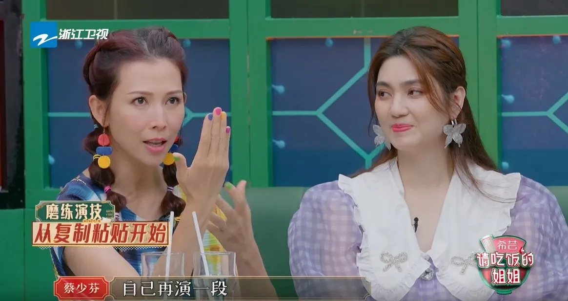 自己再模仿表演一次。（視頻截圖）