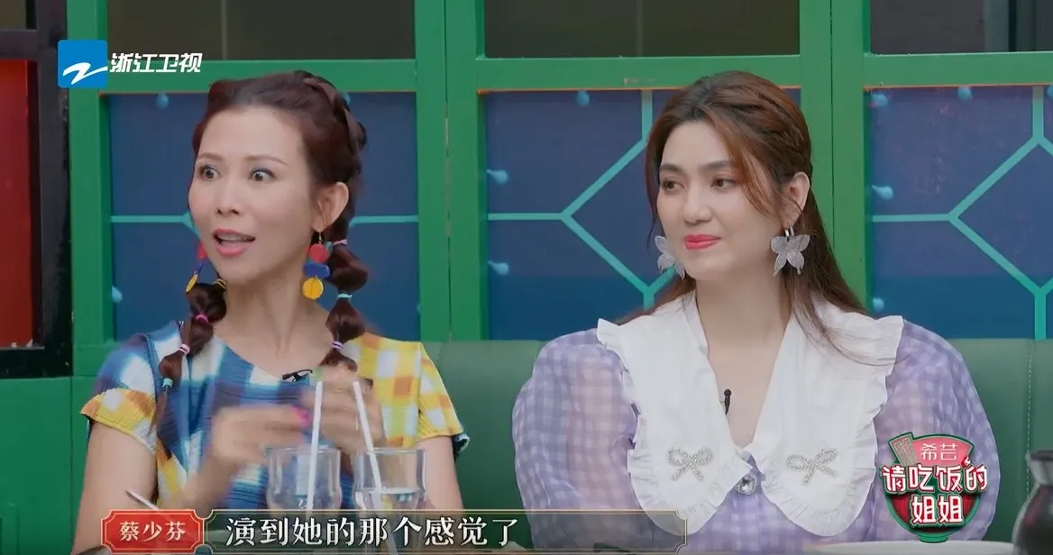 自己再模仿表演一次。（視頻截圖）