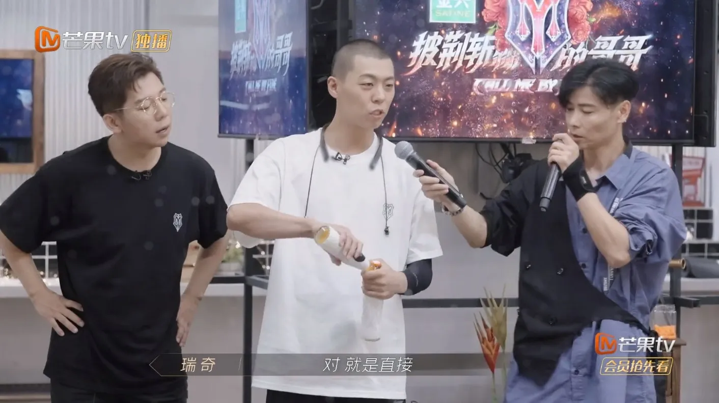 Ricky，徒手開瓶蓋。（視頻截圖）