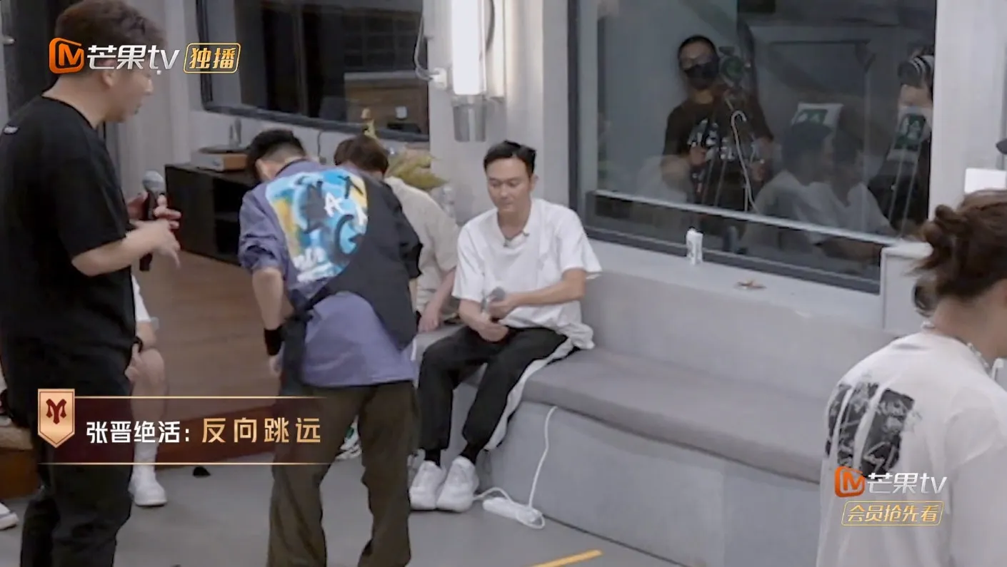 張晉，反向跳遠。（視頻截圖）