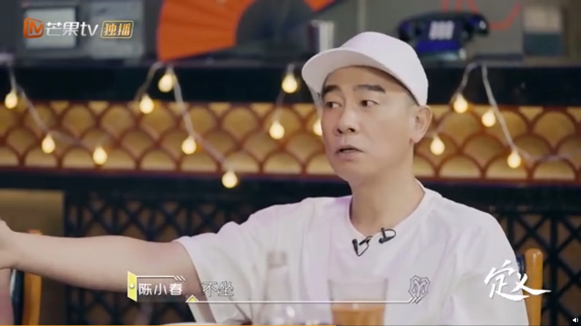 梅姐由頭等艙去到坐經濟艙，只因跟小春們聊天。（影片截圖）