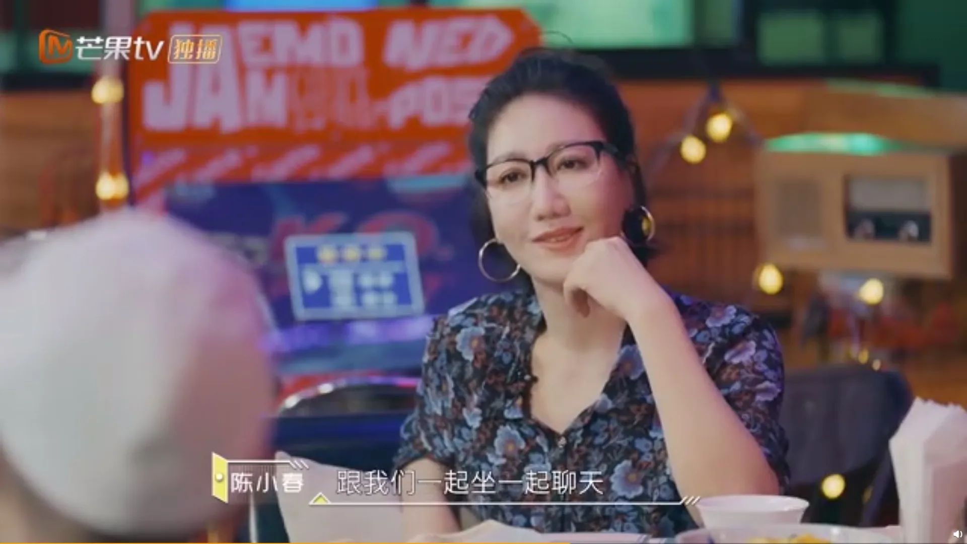 梅姐由頭等艙去到坐經濟艙，只因跟小春們聊天。（影片截圖）