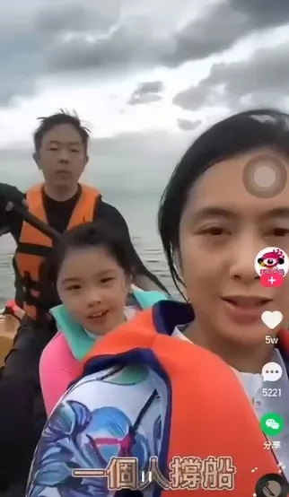 唱歌。（微博)