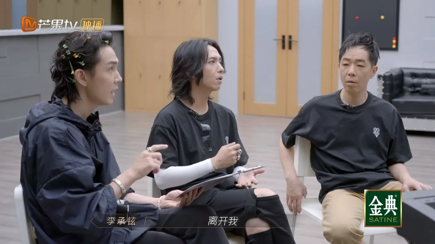 受到小紅牌之後，vocal組四人加排。（視頻截圖）