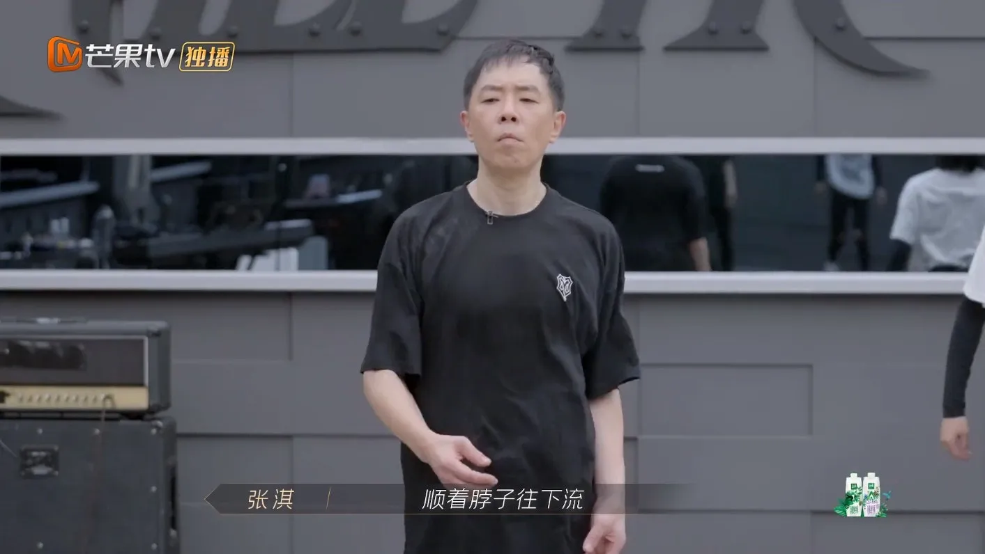 Paul練到汗水滲透衣服。（視頻截圖）