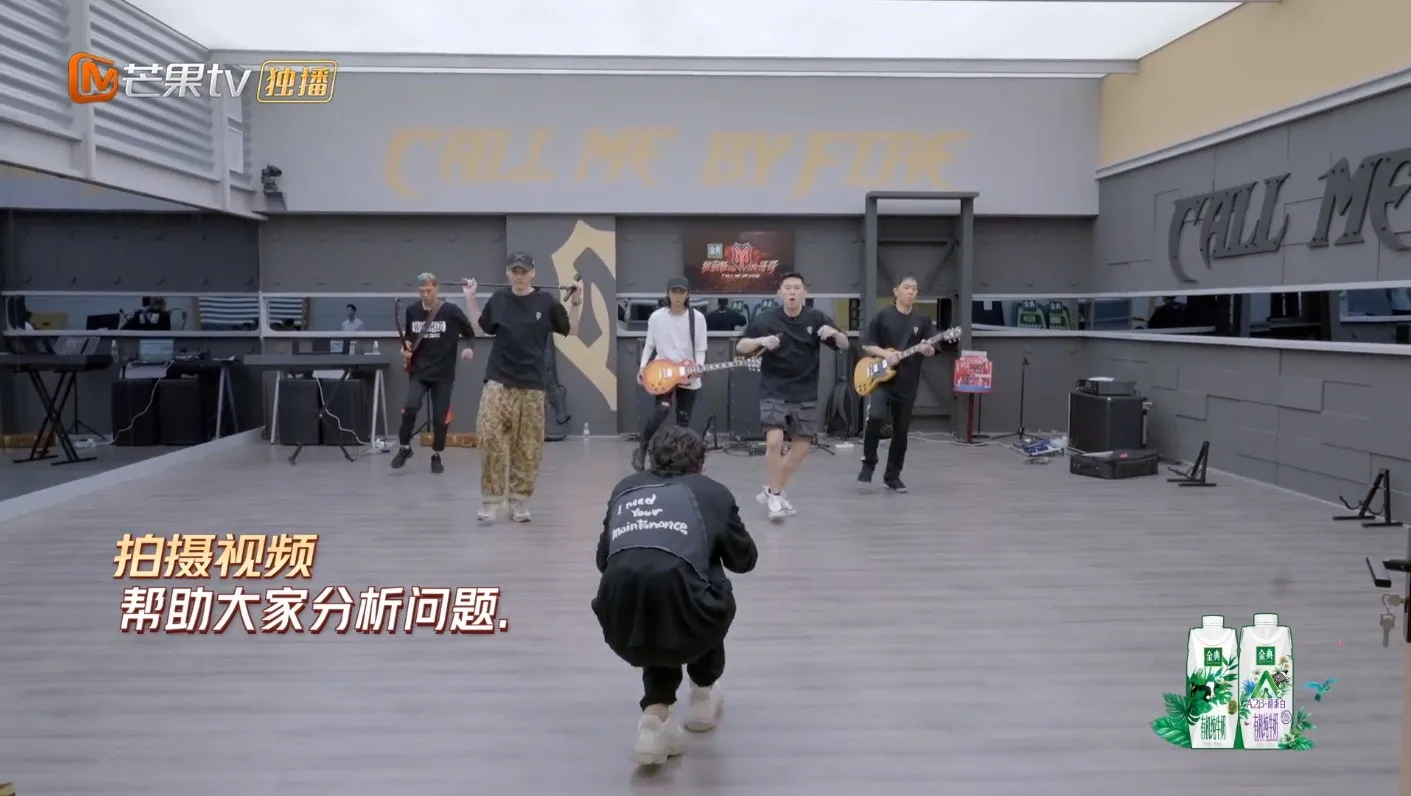 身為隊長的李承鉉雖然不參與performance曲目， 但也耐心協助大家，分析問題等。（視頻截圖）