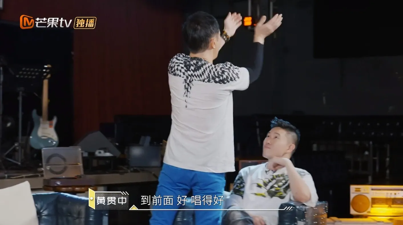 Paul演示自己面對不禮貌的人的做法。（視頻截圖）
