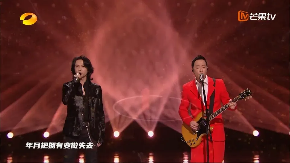 同張淇一起唱《光輝歲月》。（影片截圖）